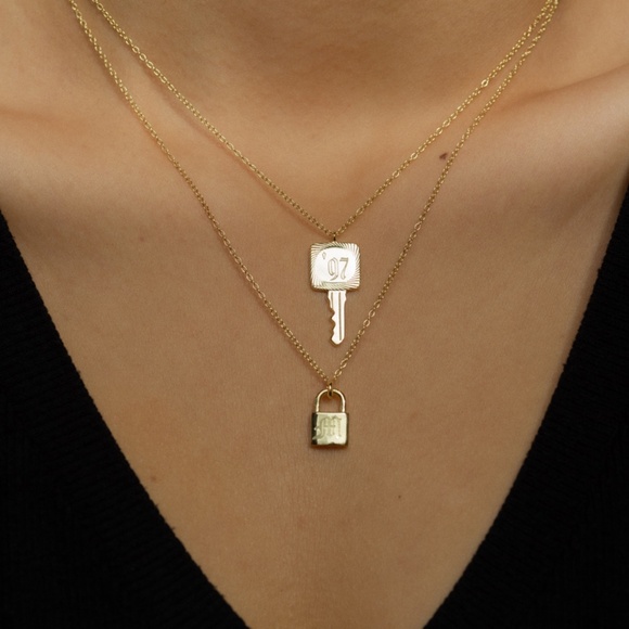 The M Jewelers Old English Engraved Lock Sterling Silver Necklace "G" - Picture 2 of 2